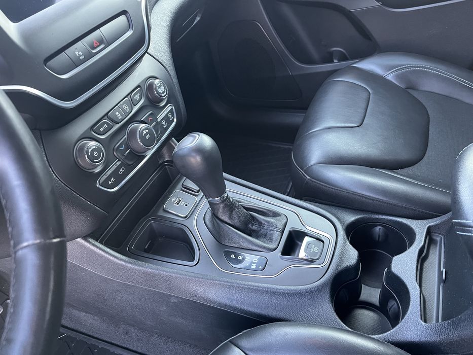 Jeep Cherokee 2019г Не бит Не фарбован Restaling