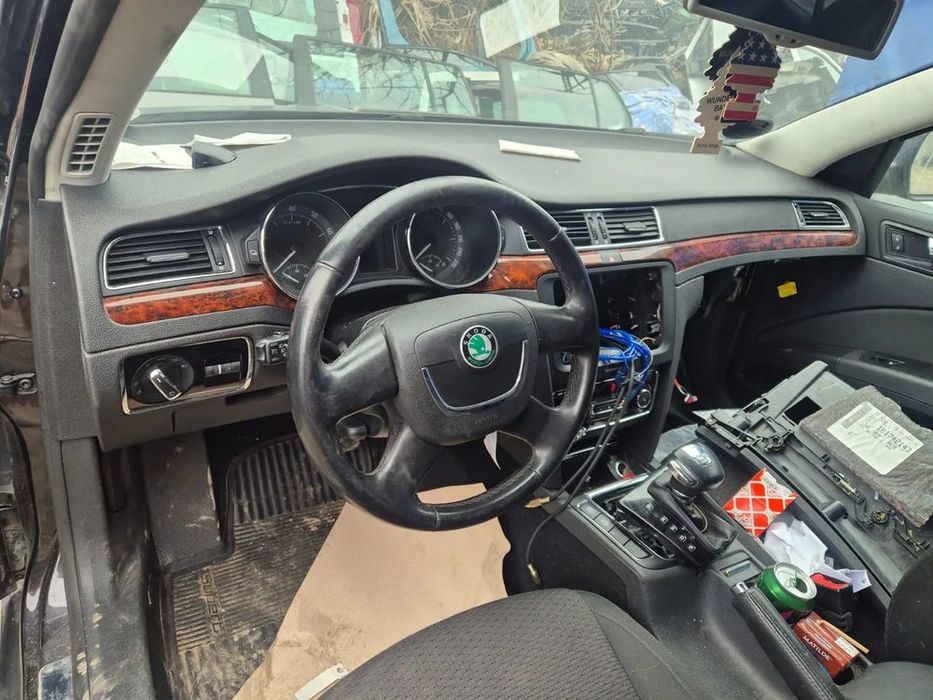 Konsola , poduszki , pasy Skoda Superb II