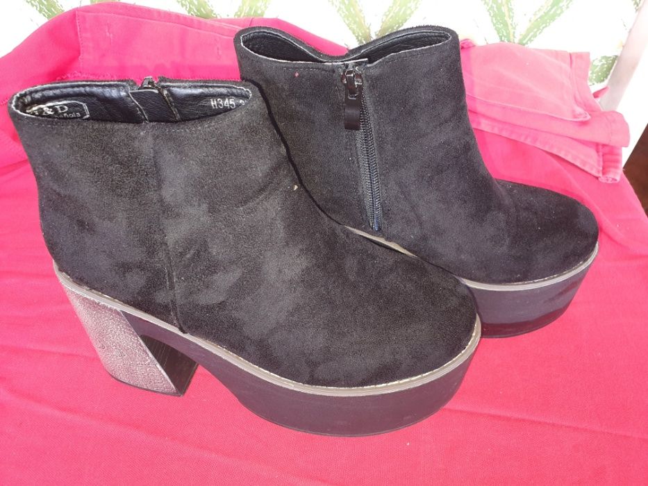 Botas com tacão alto