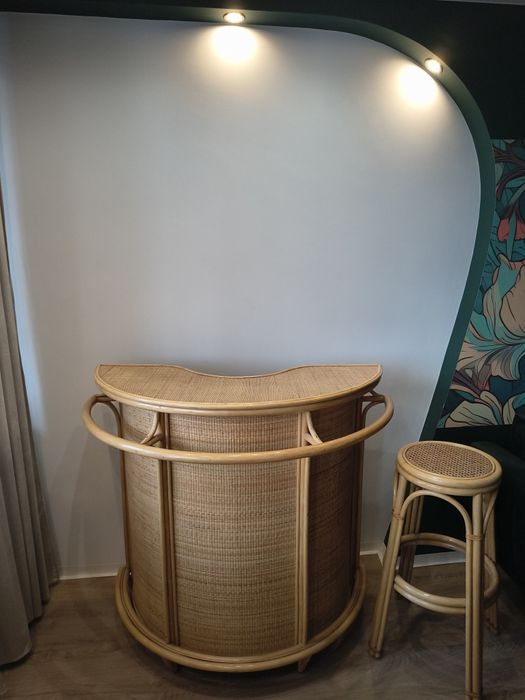 Rattanowy bar z hokerami – styl boho/retro, plecionka naturalna