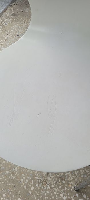 Krzeslo białe profilowane z metalowymi nogami