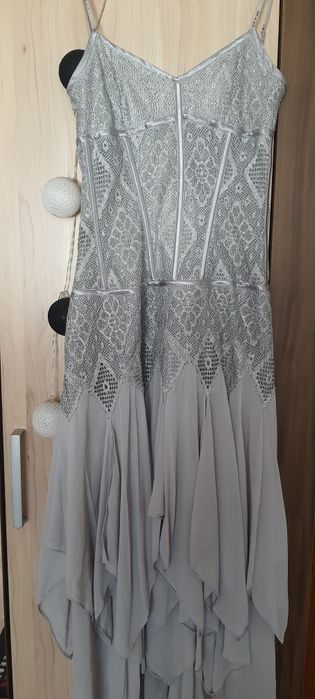 Piękna elegancka sukienka z gorsetem