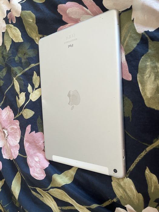 Apple iPad 8 generacja, stluczona szybka