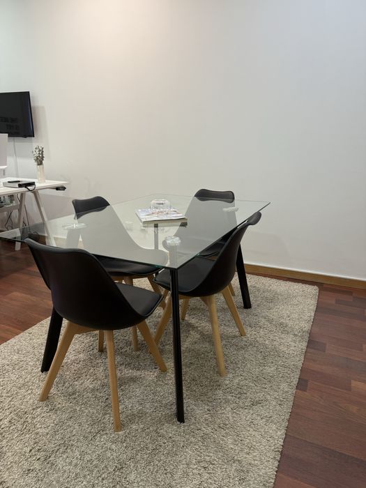 Mesa de vidro com pernas pretas