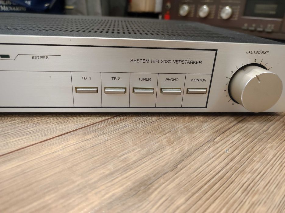 Hi-Fi стерео підсилювач звуку UNIVERSUM