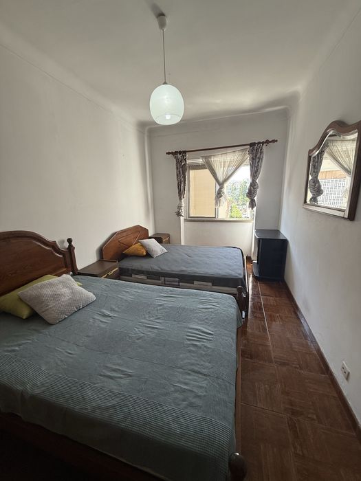 Quarto mobiliado 2 camas para arrendar em Olival Basto