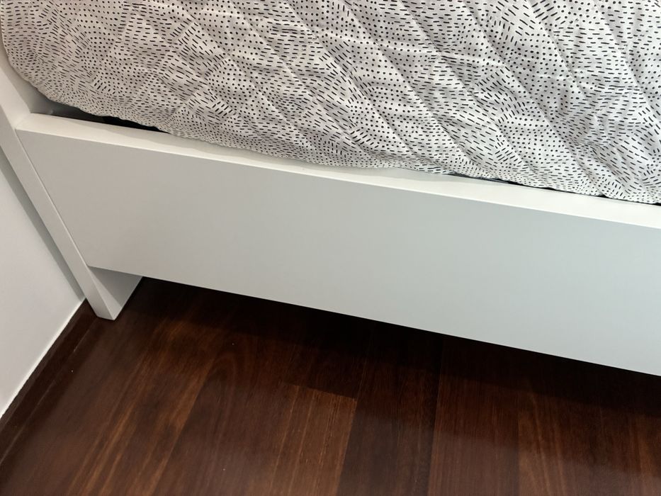 Cama de solteiro branca