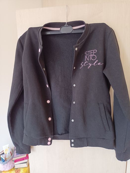 Bluza dziewczęca rozpinana.