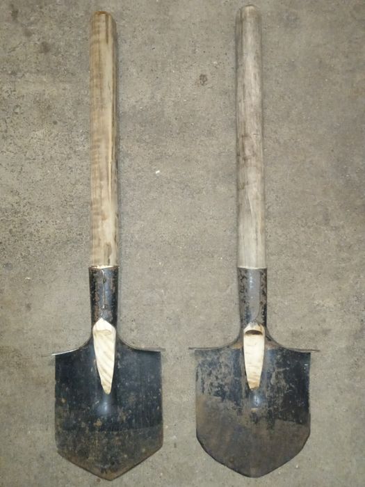 Саперна лопата : 64 см на 14 см ; військова лопата