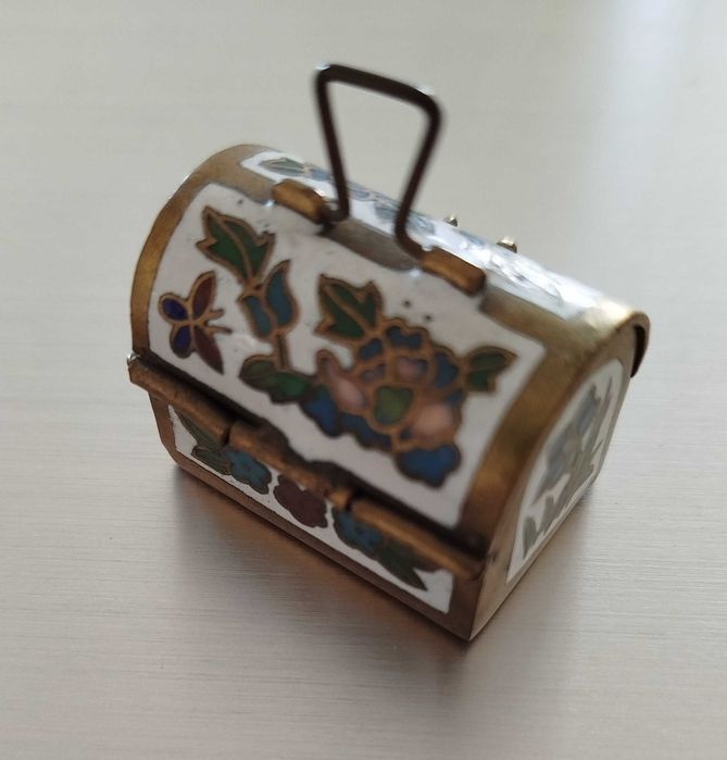 Antiga e curiosa Caixinha com Dedal, metal "Cloisonné"