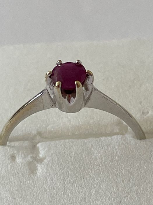 Złoty pierścionek z rubinem