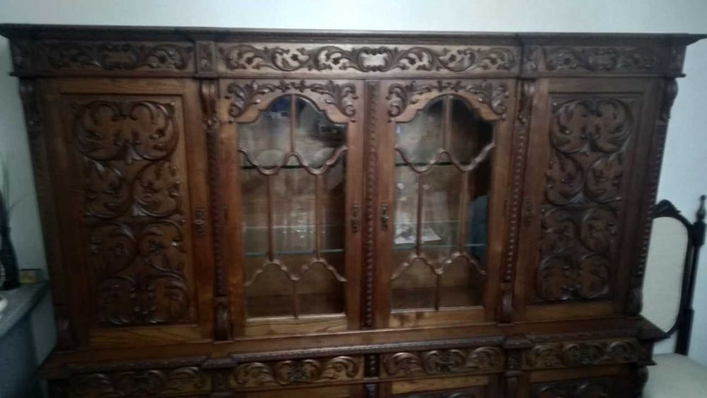 Mesa de Cozinha/Salão em Madeira e 8 Cadeiras e um Armário Duplo