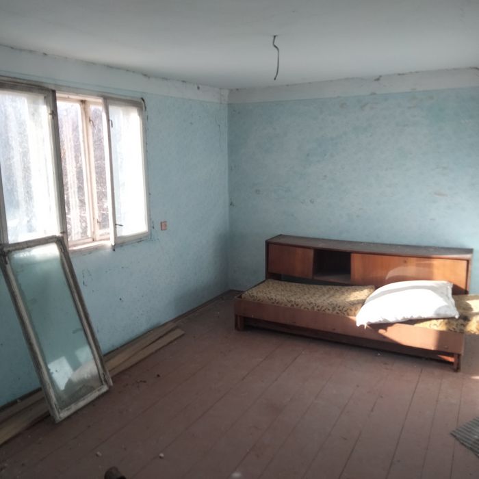 Двоповерхова дача під лісом