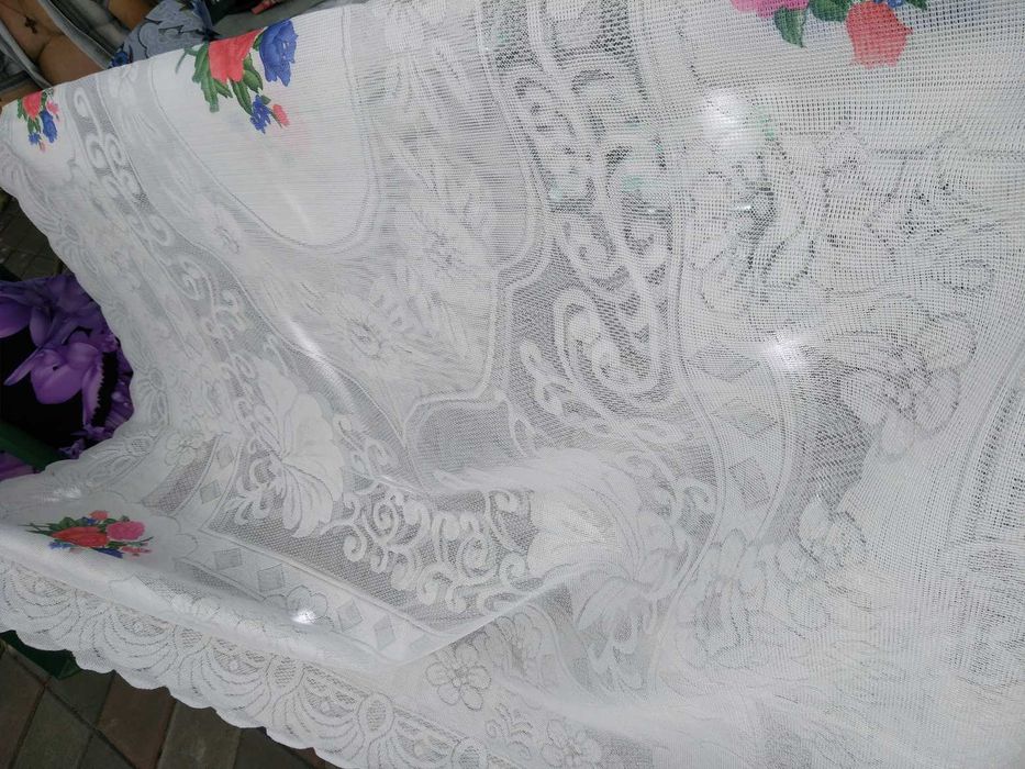 Новая кружевная скатерть с цветами