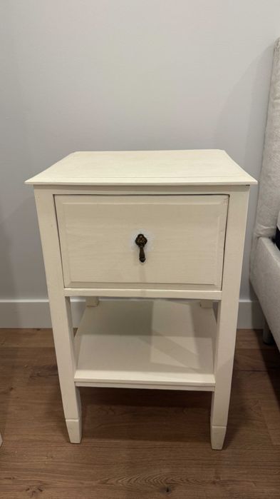 Mesa de cabeceira branca