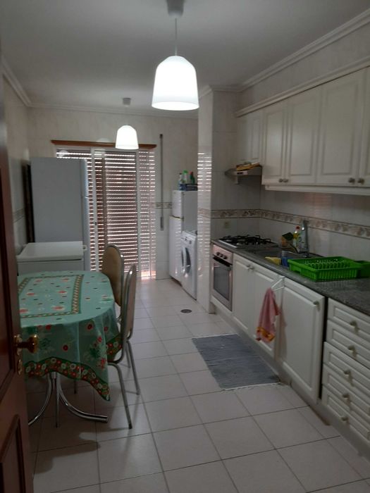 QUARTO IND.  Frente ao departamento de Musica