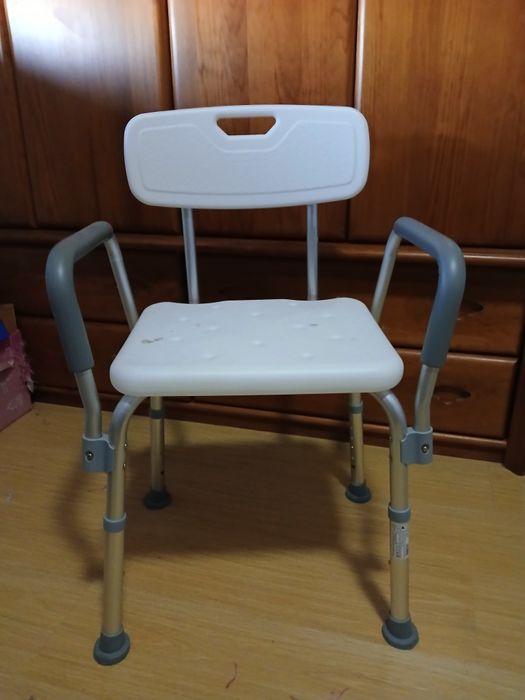Cadeira de banho/chuveiro pouco usado, ajustável em altura