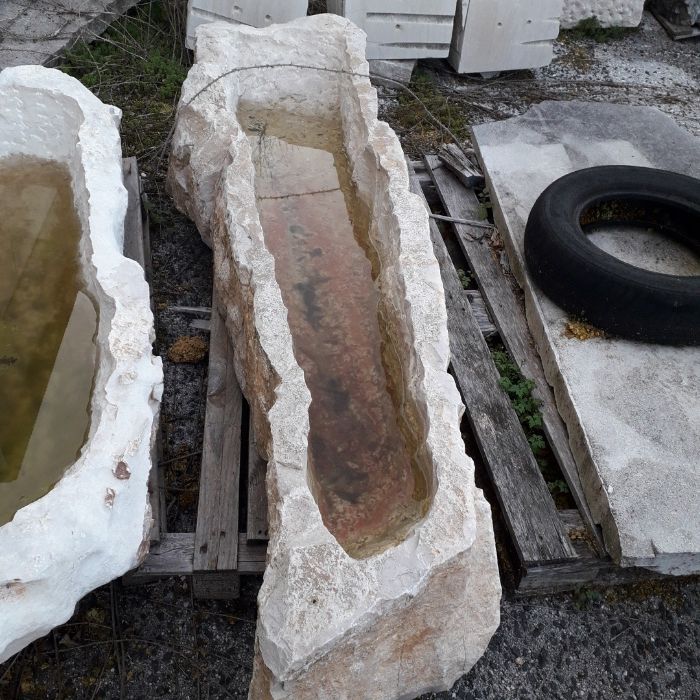 pias em pedra natural para decoração.