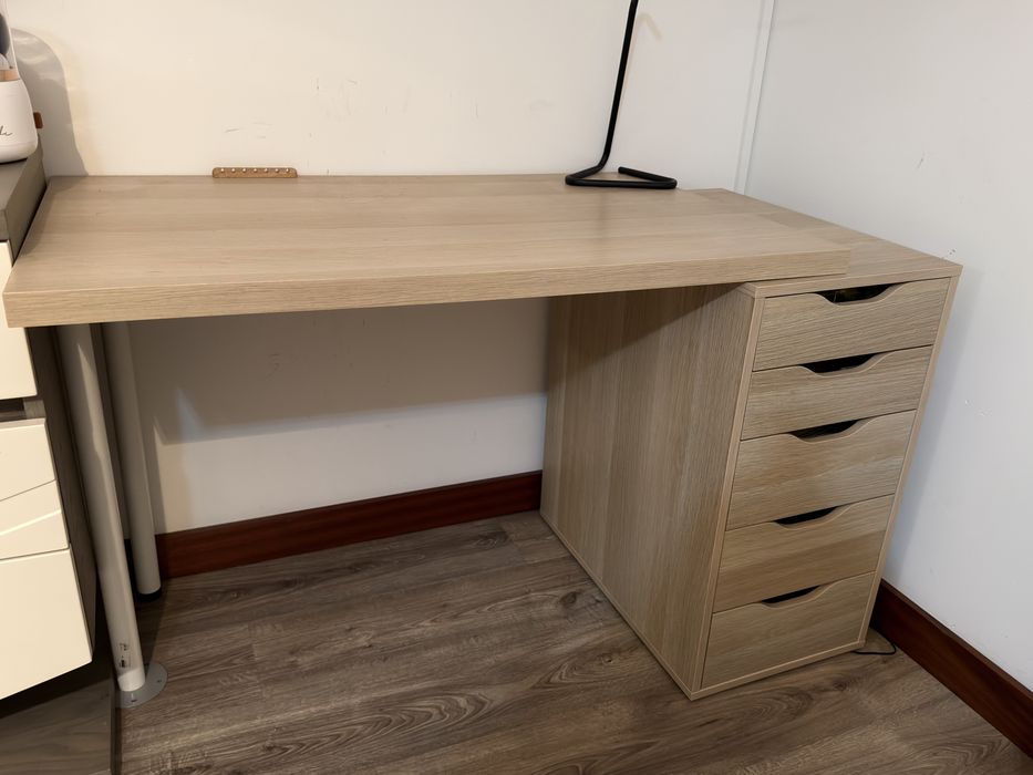 Secretária + Movel de arrumacão + Candeeiro de mesa