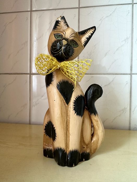 drewniana figurka kota w łatki