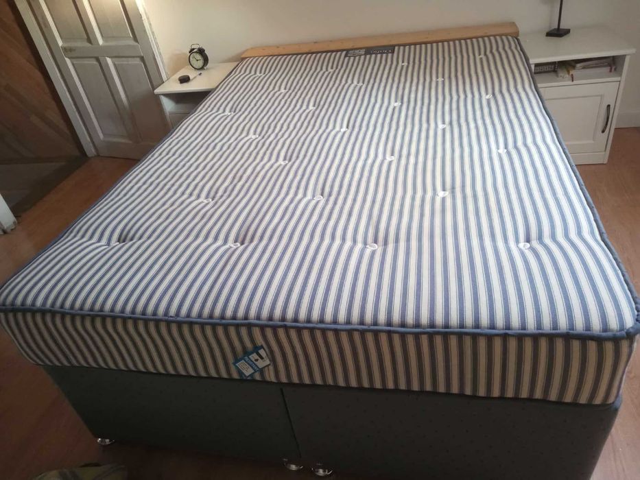 Łóżko z materacem