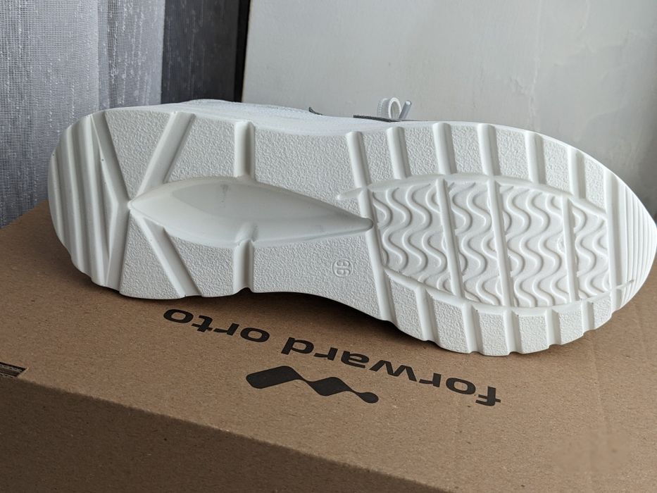 Кросівки жіночі шкіряні