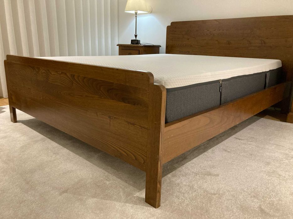 Cama com duas mesinhas de cabeceira em madeira maciça