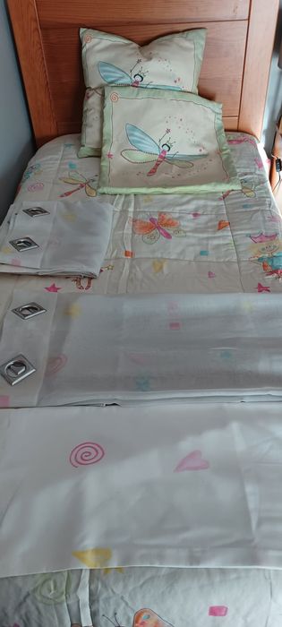 Quarto individual com cortinados e varão