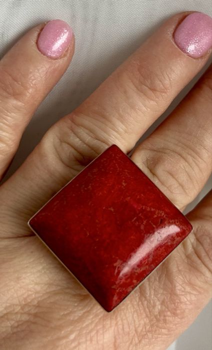 Piękny, masywny, elegancki srebrny pierścionek z koralem - regulowany.