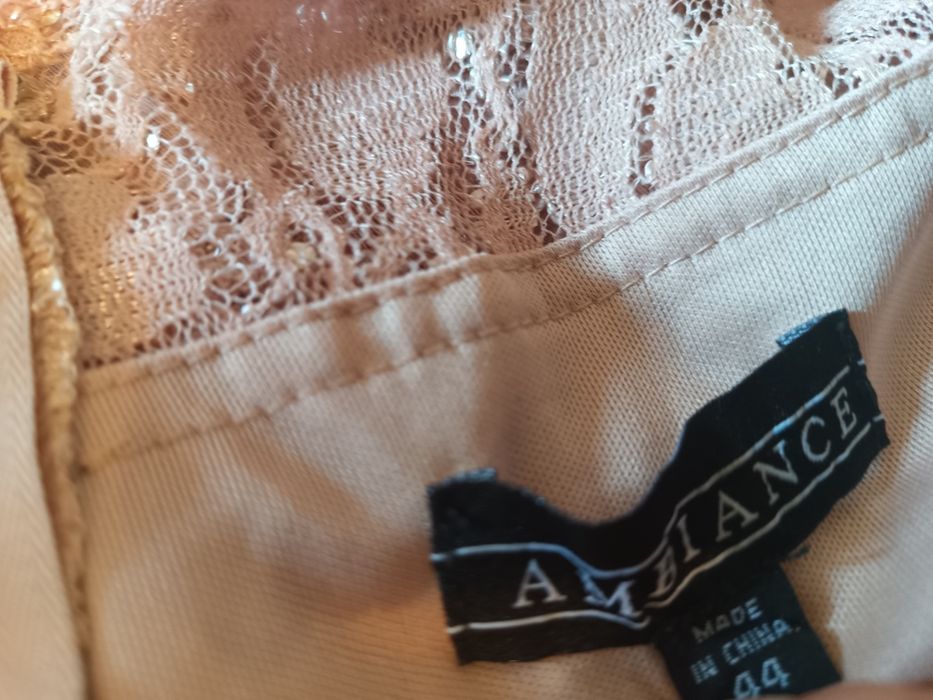 Elegancka sukienka maxi z koronką i cekinami | Kolor pudrowy róż