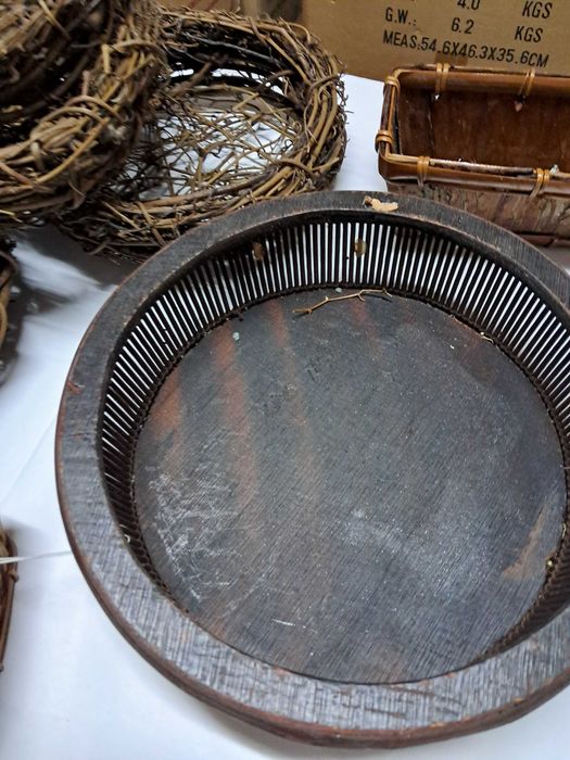 Conjunto de cestos de verga ideais para arranjos de flores