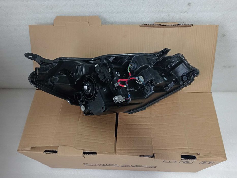 Toyota yaris  фара передня ліва 81170 - 0da30 оригінал