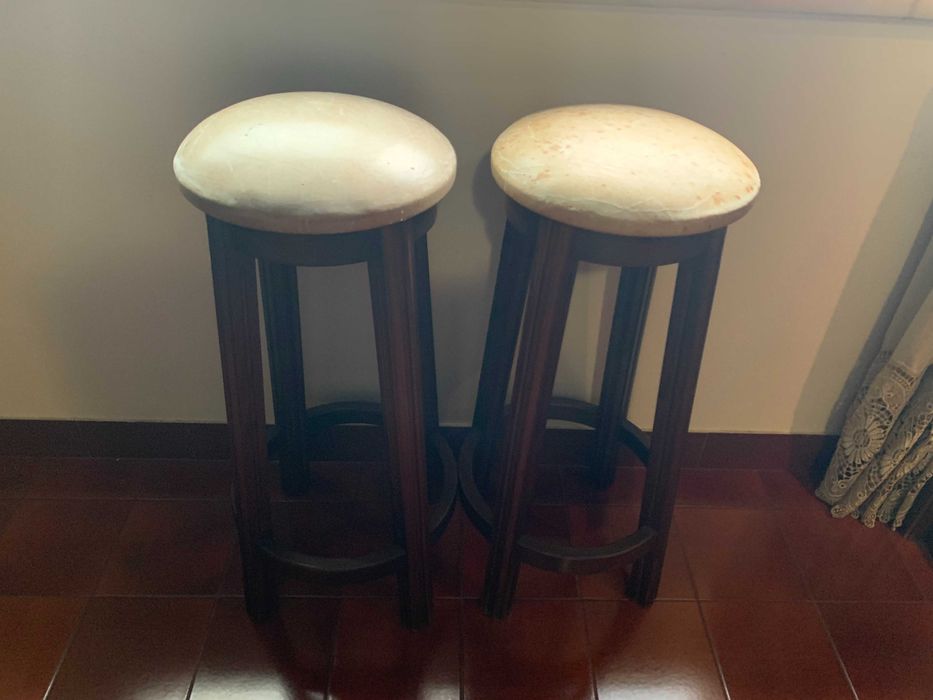 BAR DE SALA DE CANTO EM MADEIRA TALHADA COM 2 BANCOS