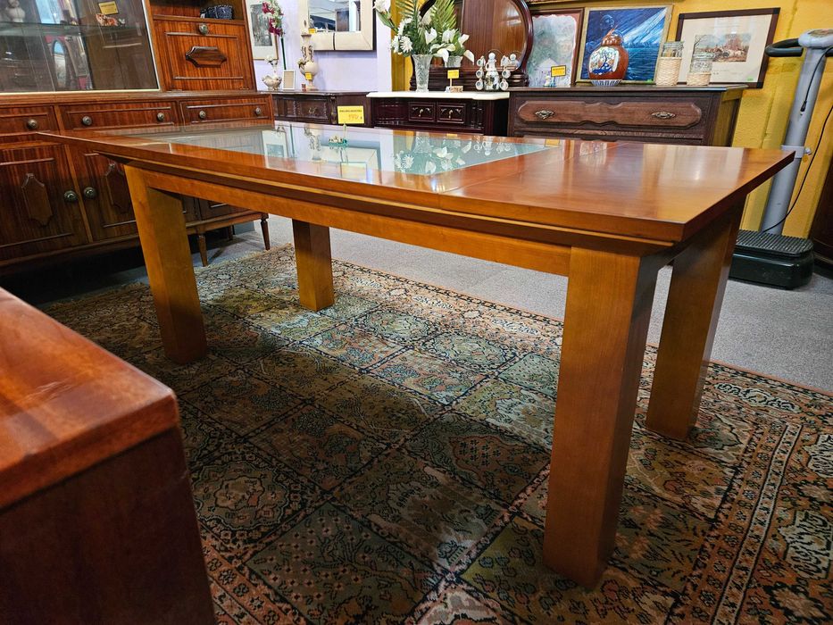Excelente mesa de sala em madeira maciça com acabamento e