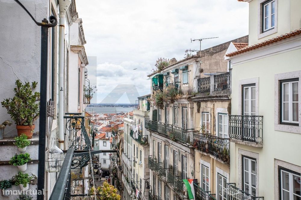 Vende-se T3 na Calçada de Santana com vista Rio Tejo e cidade Lisboa