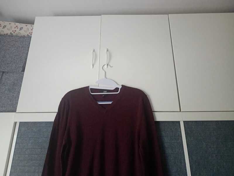 Lekki wełniany sweter w serek