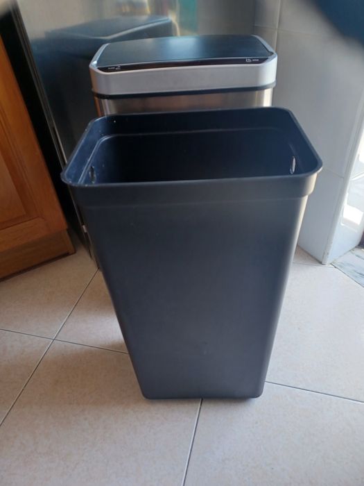 Balde inox com sensor de abertura *Abre/fecha com aproximação da mão/