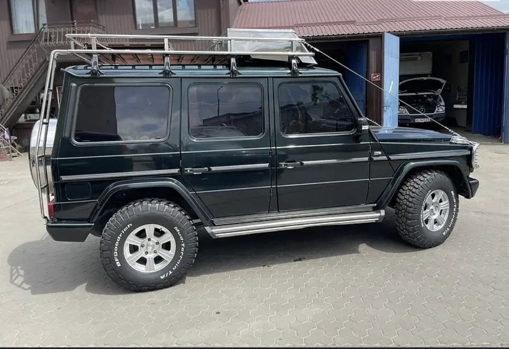 Багажник на дах автомобіля в комплекті.