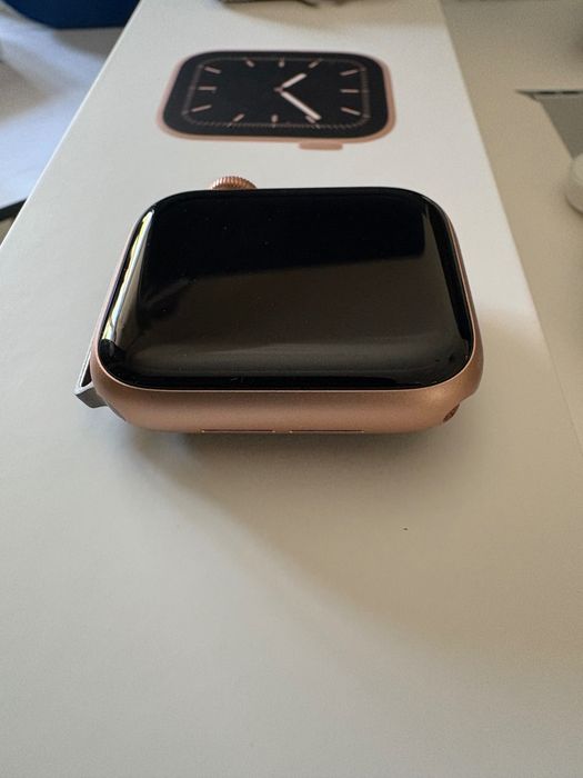 Apple Watch Series 5 (GPS, 40MM)