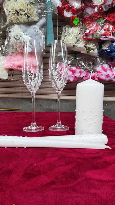 Свадебные бокалы и свечи .