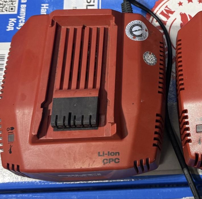 Швидкий зарядний пристрій та акамулятор В22 Hilti С 4/36-350 зарядка