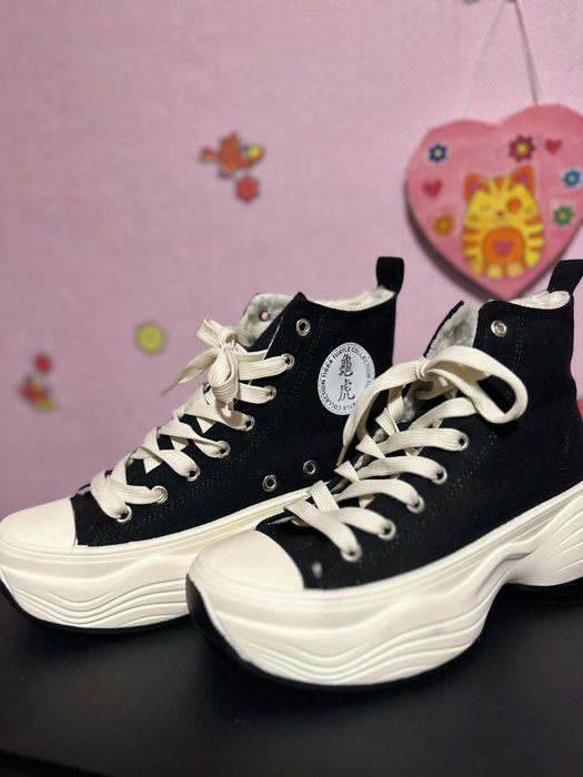 Кеди Converse з високим верхом.