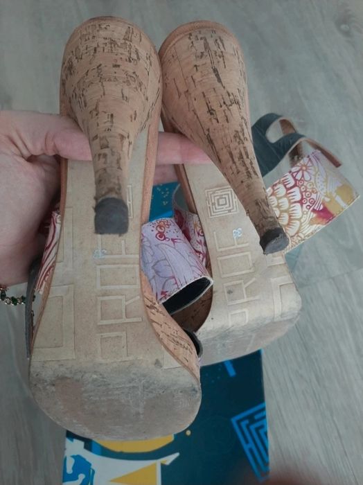 Sandálias de tiras coloridas, da Prof, nr. 39