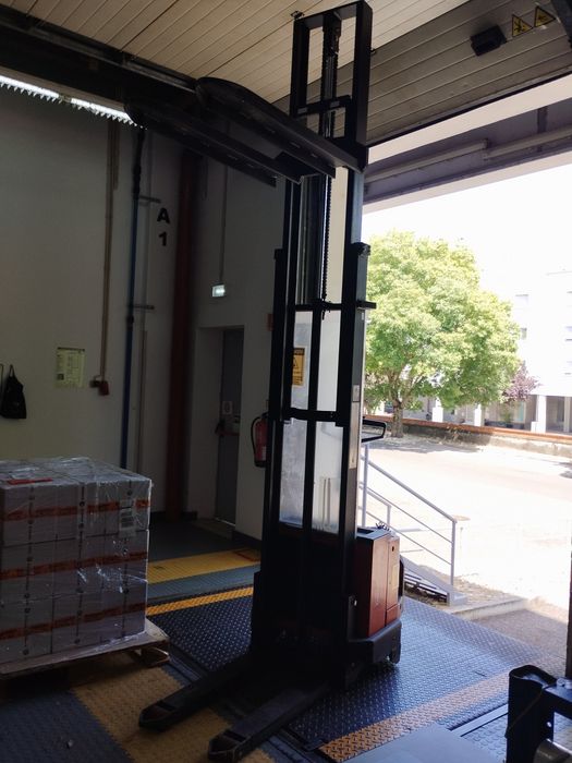 Stacker porta paletes