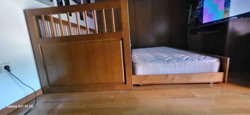 Cama de madeira maciça,  com gaveta