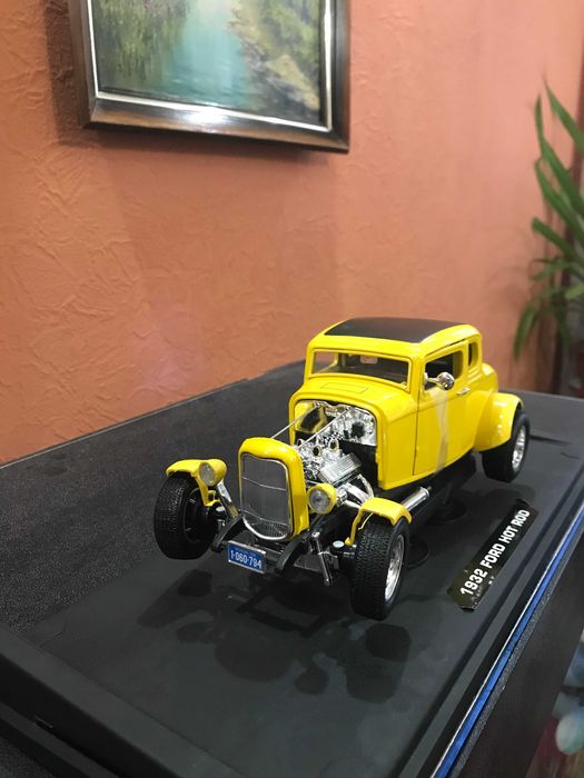 колекційна машинка  1:18