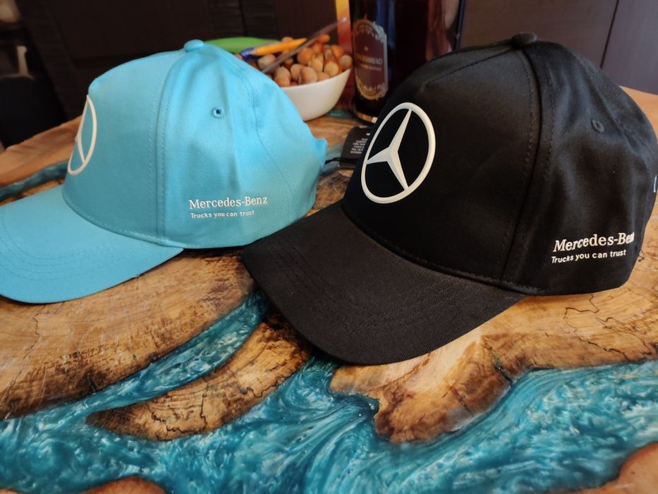 Dwie czapeczki Mercedes Benz