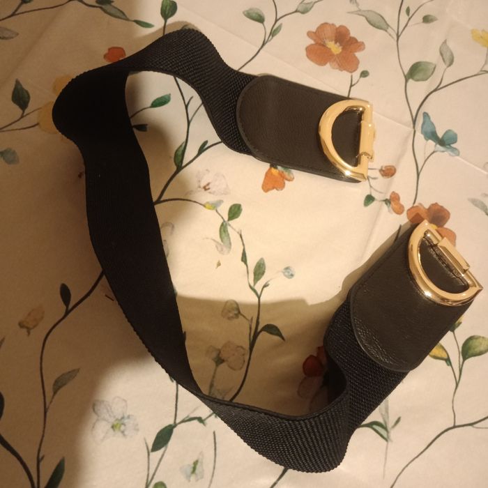 Nowy damski pasek na gumie zapinany na klamrę.