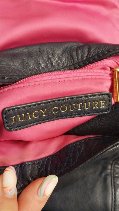 Кожаная сумка-рюкзак темно-синего цвета Juicy Couture, выполненная в культовом винтажном стиле Y2K (эпохи 2000)