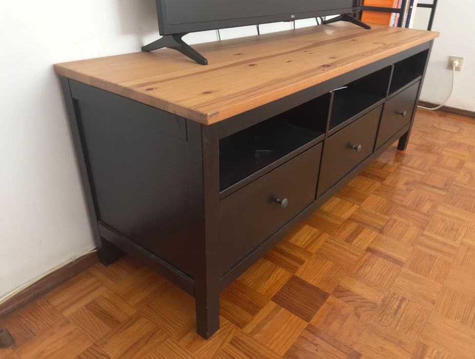 Móvel de TV IKEA HEMNES preto e castanho